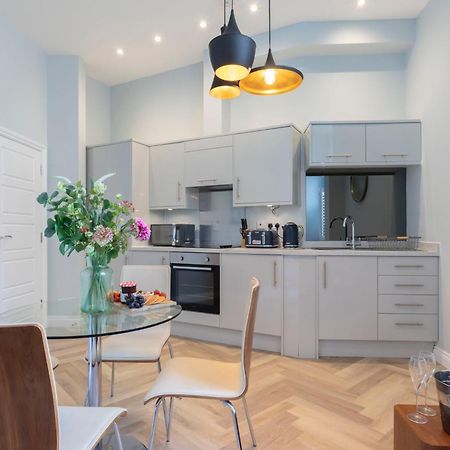 Elliot Oliver - Stylish 2 Bedroom Town Centre Apartment เชลเทนแฮม ภายนอก รูปภาพ