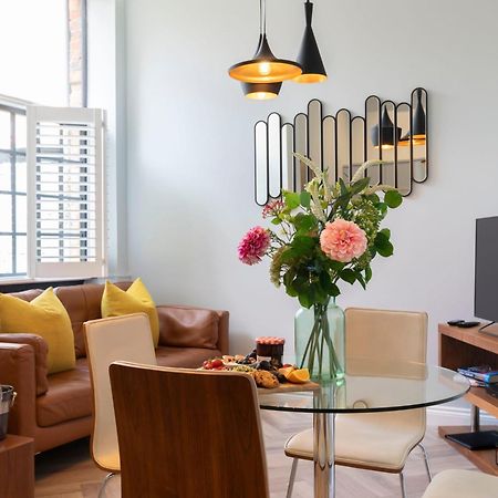 Elliot Oliver - Stylish 2 Bedroom Town Centre Apartment เชลเทนแฮม ภายนอก รูปภาพ