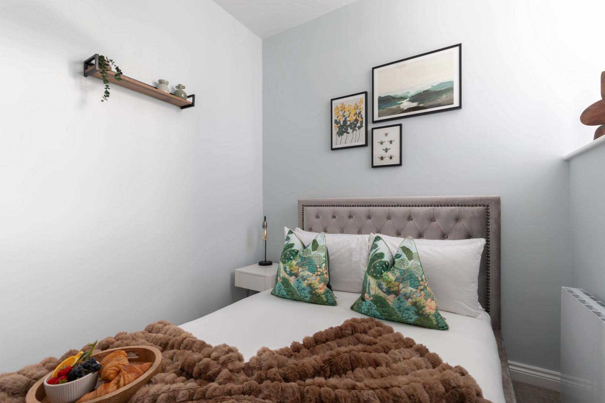 Elliot Oliver - Stylish 2 Bedroom Town Centre Apartment เชลเทนแฮม ภายนอก รูปภาพ