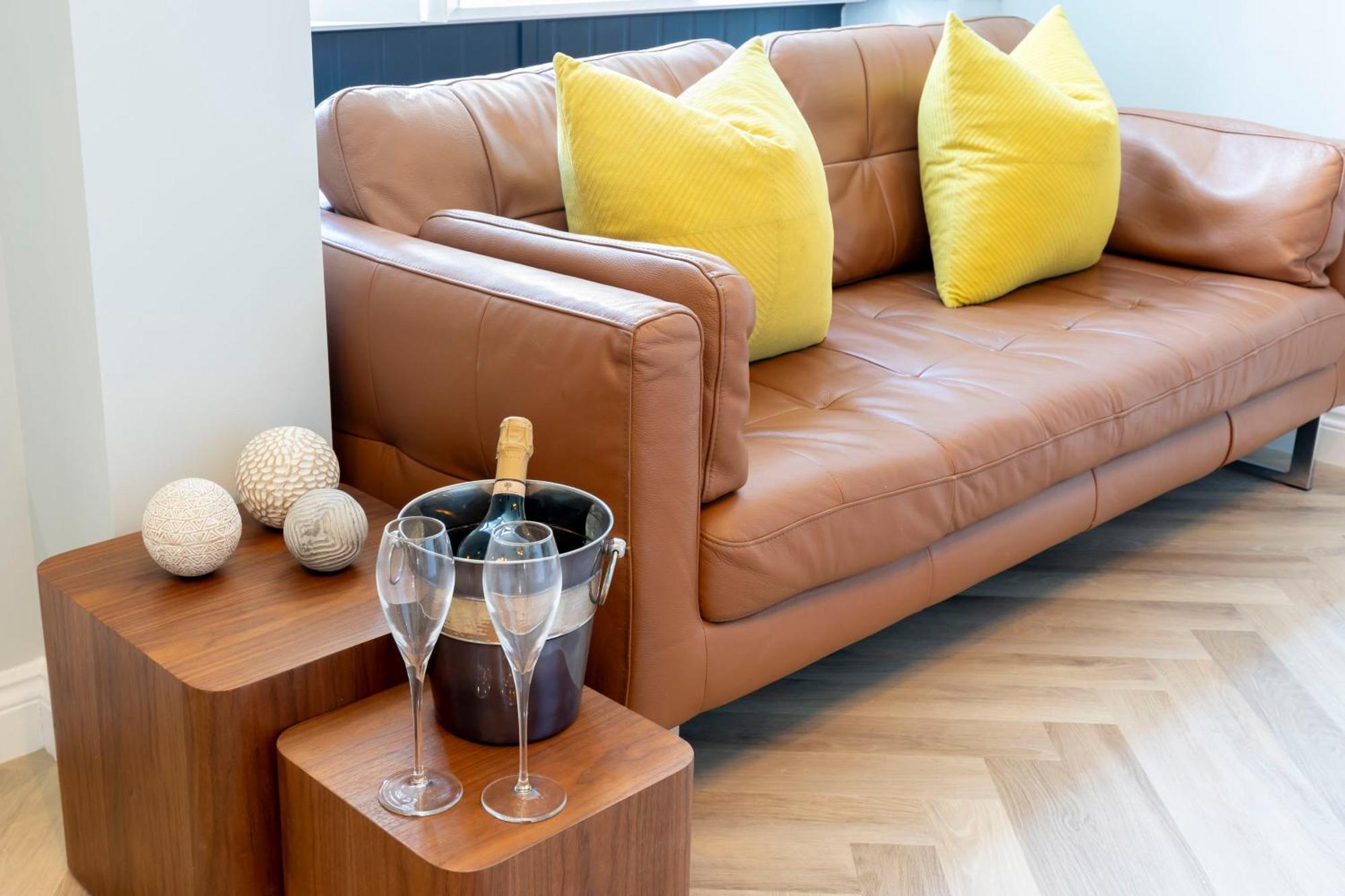 Elliot Oliver - Stylish 2 Bedroom Town Centre Apartment เชลเทนแฮม ภายนอก รูปภาพ