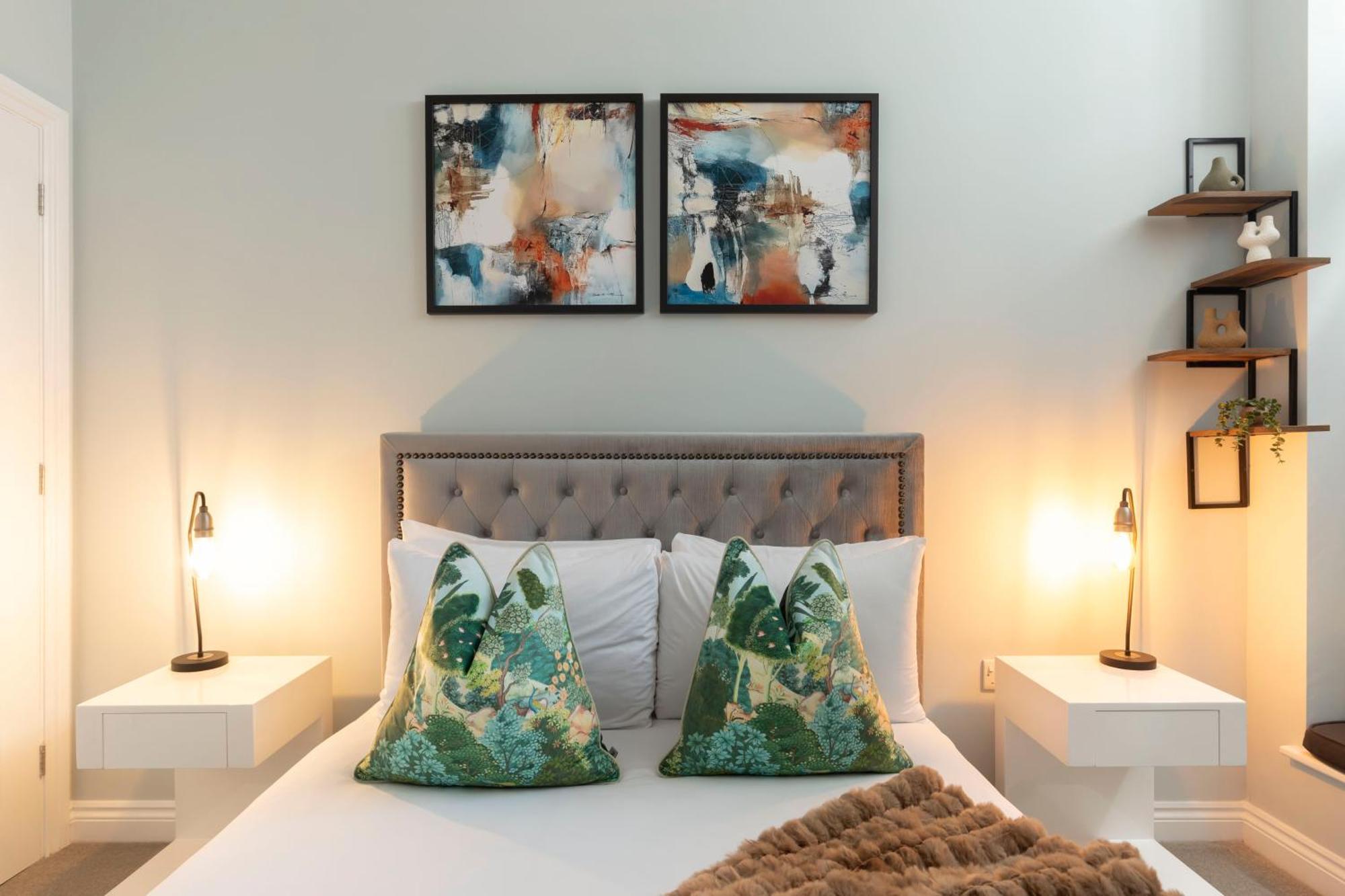 Elliot Oliver - Stylish 2 Bedroom Town Centre Apartment เชลเทนแฮม ภายนอก รูปภาพ
