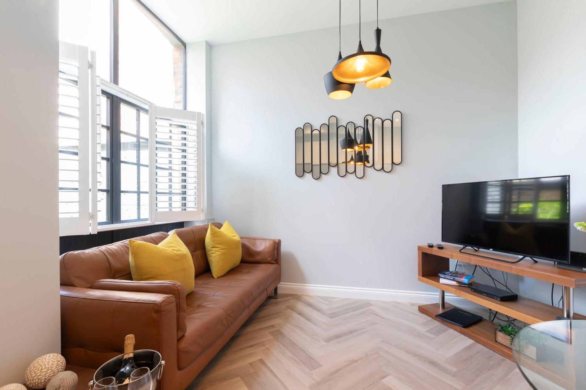 Elliot Oliver - Stylish 2 Bedroom Town Centre Apartment เชลเทนแฮม ภายนอก รูปภาพ