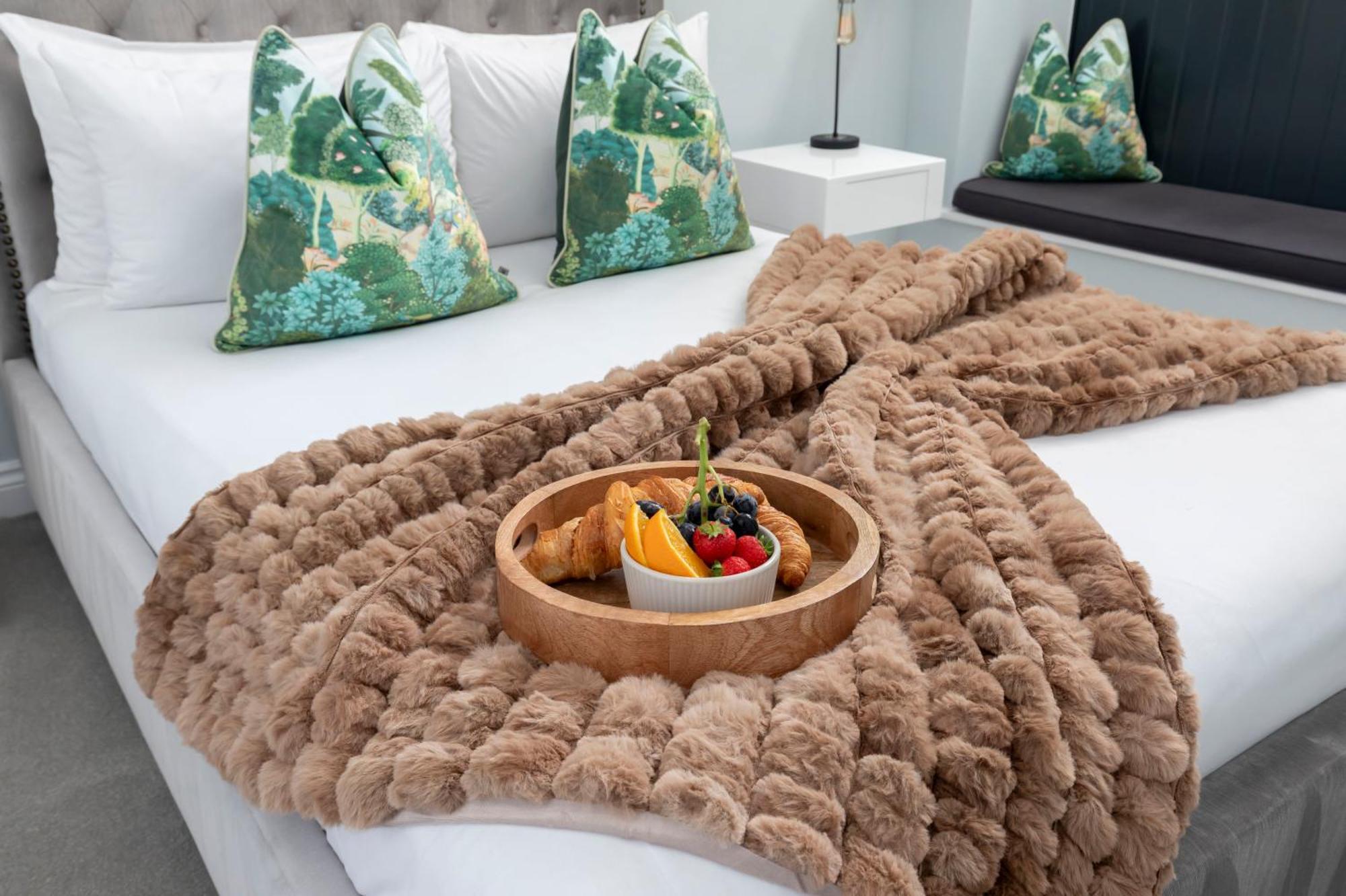 Elliot Oliver - Stylish 2 Bedroom Town Centre Apartment เชลเทนแฮม ภายนอก รูปภาพ